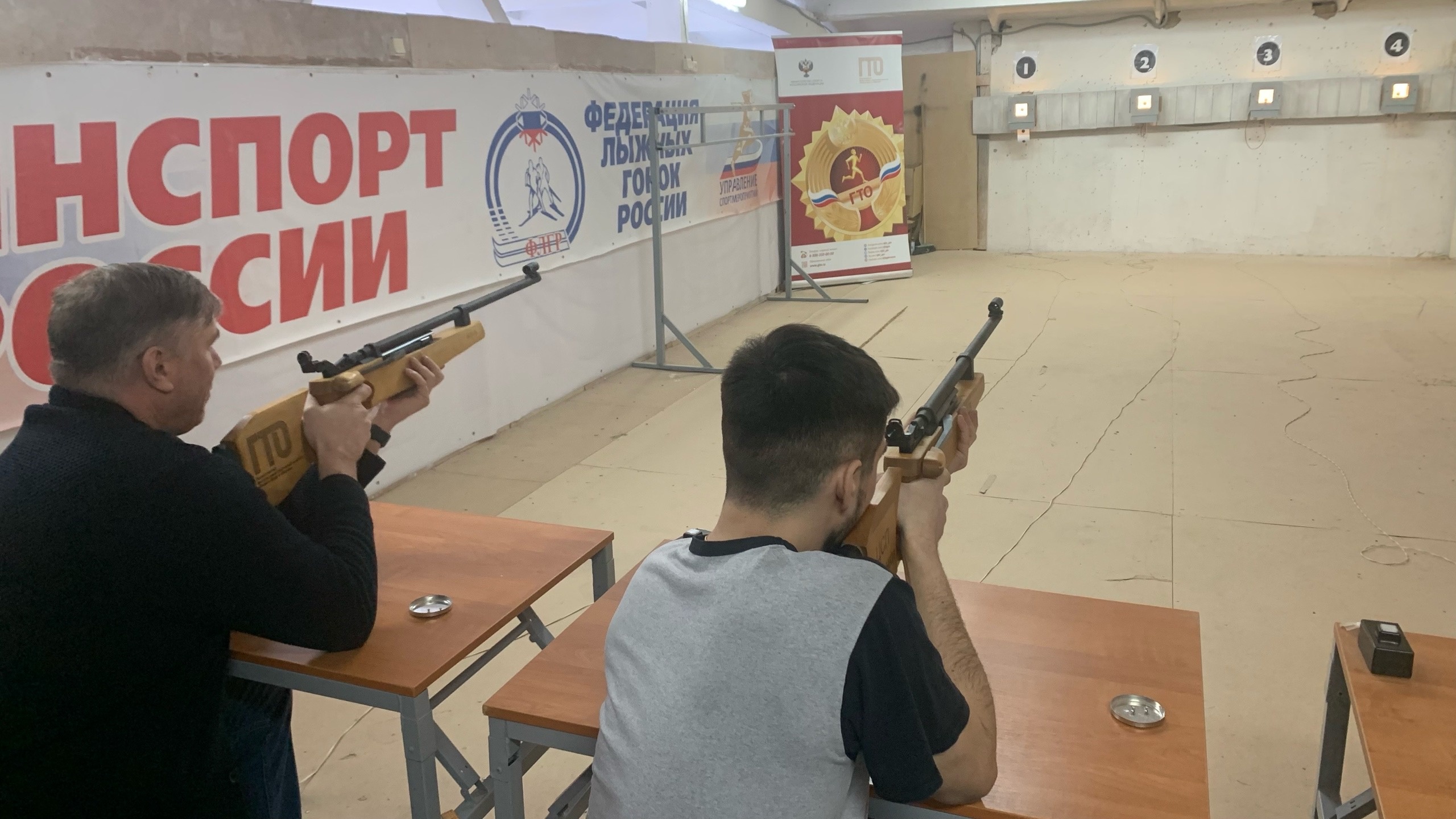 Калужские учителя выполнили норматив ГТО  по стрельбе из пневматической винтовки.
