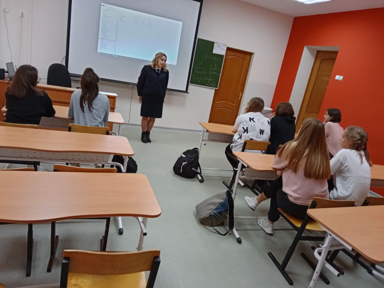 Встреча учащихся 11 класса с Лащенко Еленой Дмитриевной, лейтенантом полиции МО МВД России «Бабынинский».